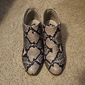Fergalicious Charley Snakeskin Boots sz7.5M 3" heel